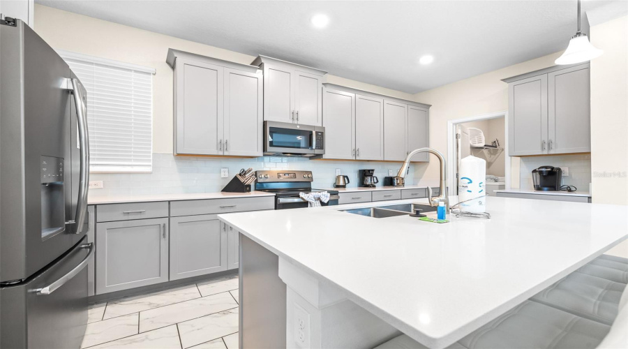 Davenport, Florida 33896, 5 Bedrooms Bedrooms, ,5 Bathroomsbathrooms,Residential,For Sale,Drop Shot,Mfrtb8337392