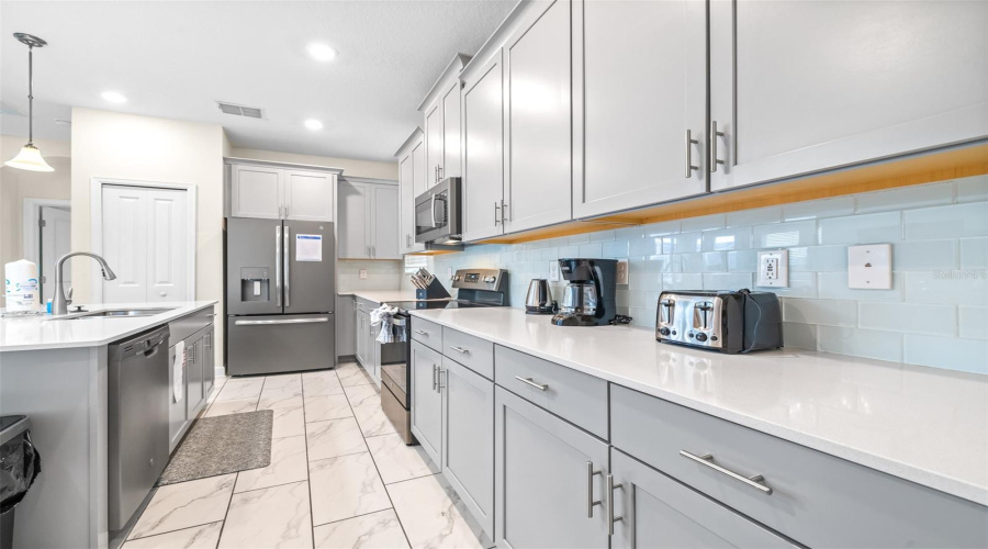 Davenport, Florida 33896, 5 Bedrooms Bedrooms, ,5 Bathroomsbathrooms,Residential,For Sale,Drop Shot,Mfrtb8337392