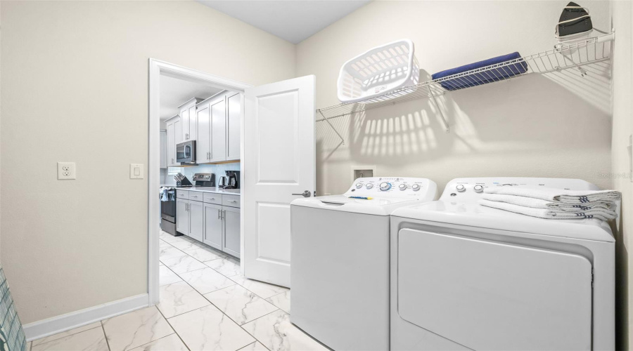 Davenport, Florida 33896, 5 Bedrooms Bedrooms, ,5 Bathroomsbathrooms,Residential,For Sale,Drop Shot,Mfrtb8337392