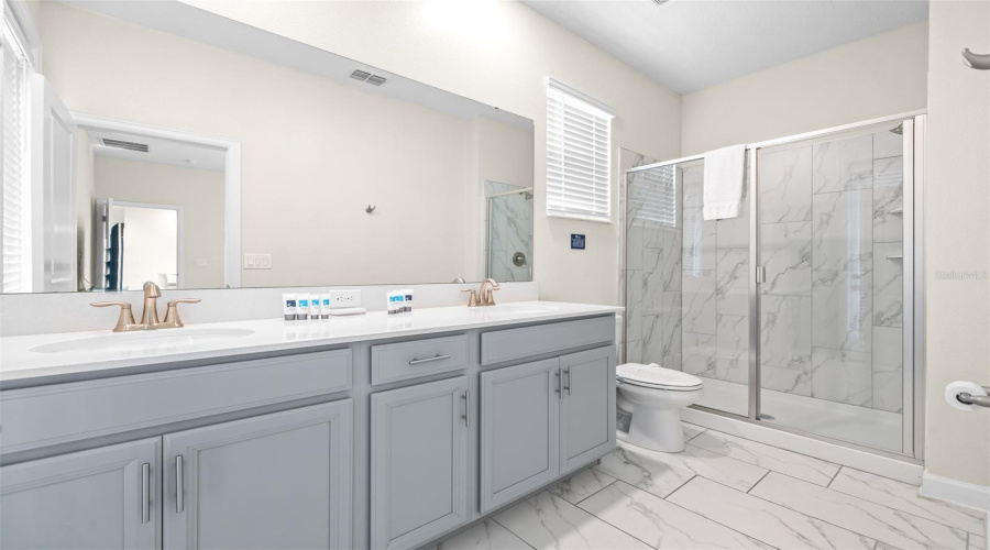 Davenport, Florida 33896, 5 Bedrooms Bedrooms, ,5 Bathroomsbathrooms,Residential,For Sale,Drop Shot,Mfrtb8337392