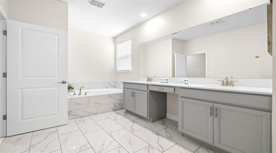 Davenport, Florida 33896, 5 Bedrooms Bedrooms, ,5 Bathroomsbathrooms,Residential,For Sale,Drop Shot,Mfrtb8337392