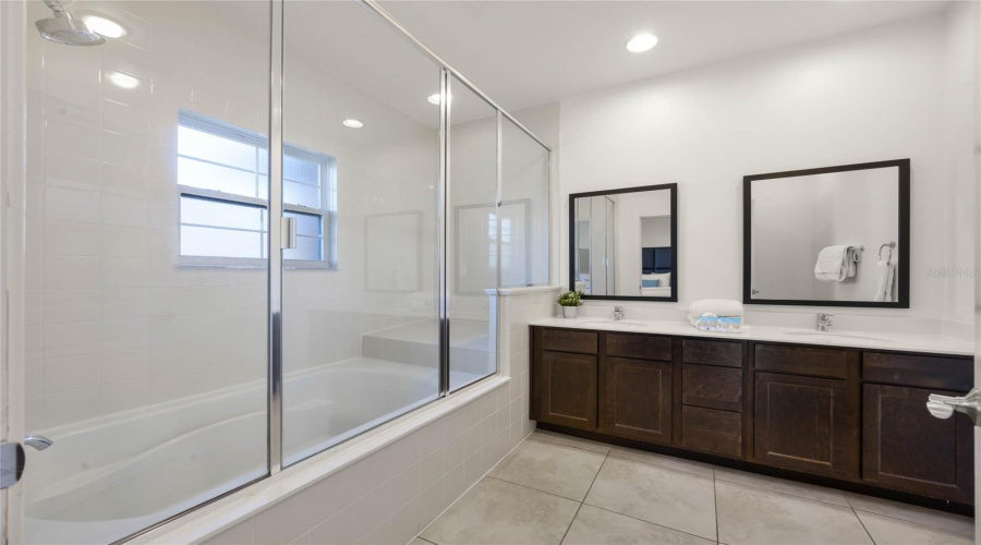 Kissimmee, Florida 34746, 3 Bedrooms Bedrooms, ,2 Bathroomsbathrooms,Residential,For Sale,Bugatti,Mfrs5118292