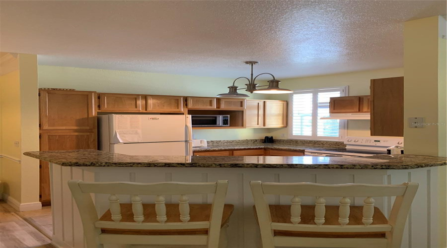 Kitchen /  Bar