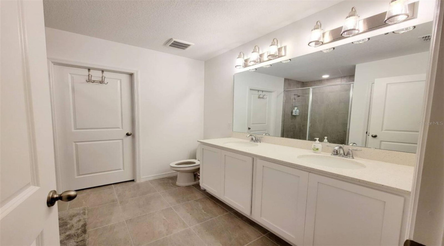 DAVENPORT, Florida 33896, 5 Bedrooms Bedrooms, ,4 BathroomsBathrooms,Residential,For Sale,DERWENT,MFRO6270251