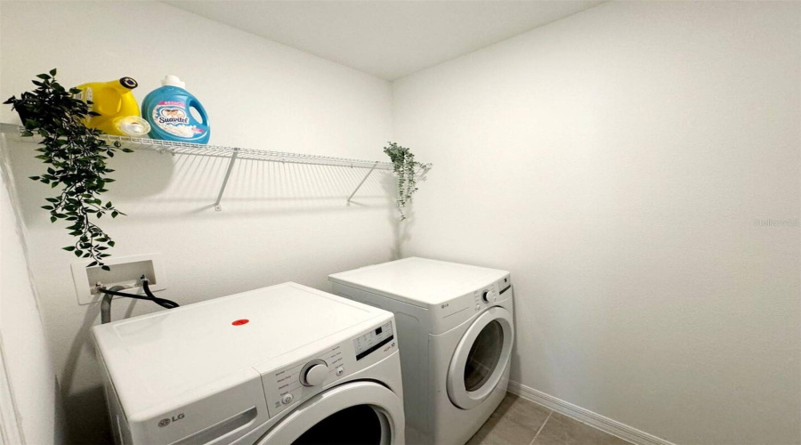 DAVENPORT, Florida 33896, 5 Bedrooms Bedrooms, ,4 BathroomsBathrooms,Residential,For Sale,DERWENT,MFRO6270251