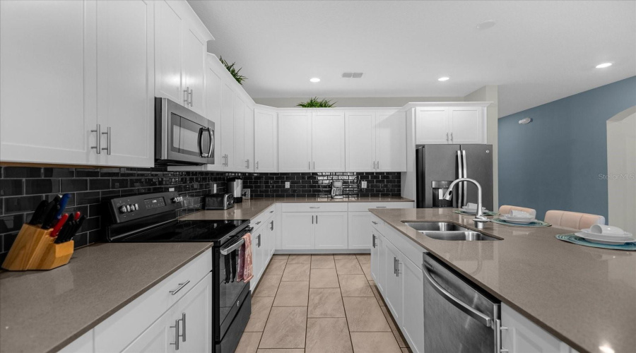 DAVENPORT, Florida 33896, 6 Bedrooms Bedrooms, ,5 BathroomsBathrooms,Residential,For Sale,FLANGE,0,MFRO6270057