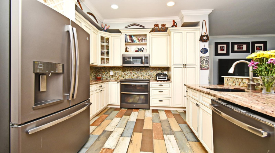 Kitchen With Ss Appliances