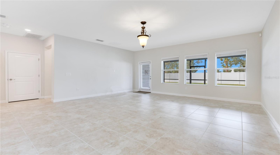 Kissimmee, Florida 34746, 5 Bedrooms Bedrooms, ,3 Bathroomsbathrooms,Residential,For Sale,White Horse,Mfrs5118550