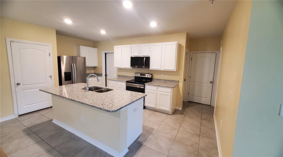 DAVENPORT, Florida 33837, 5 Bedrooms Bedrooms, ,3 BathroomsBathrooms,Residential,For Sale,JOVANA,MFRO6221190