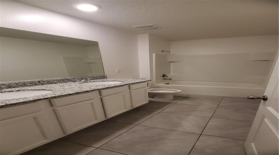 DAVENPORT, Florida 33837, 5 Bedrooms Bedrooms, ,3 BathroomsBathrooms,Residential,For Sale,JOVANA,MFRO6221190