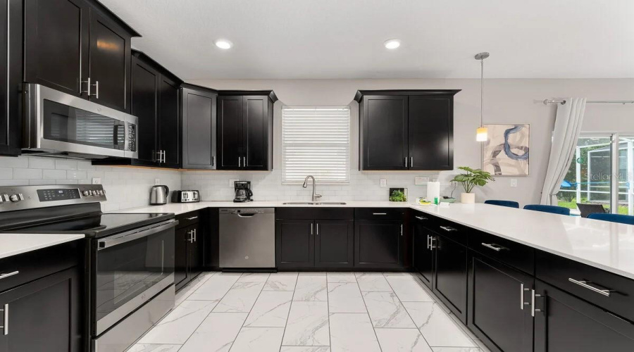DAVENPORT, Florida 33896, 6 Bedrooms Bedrooms, ,6 BathroomsBathrooms,Residential,For Sale,PALMERO,0,MFRO6272445