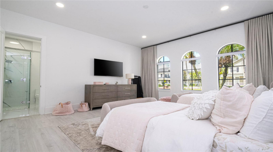 Kissimmee, Florida 34747, 8 Bedrooms Bedrooms, ,9 Bathroomsbathrooms,Residential,For Sale,Eastlawn,Mfro6275173