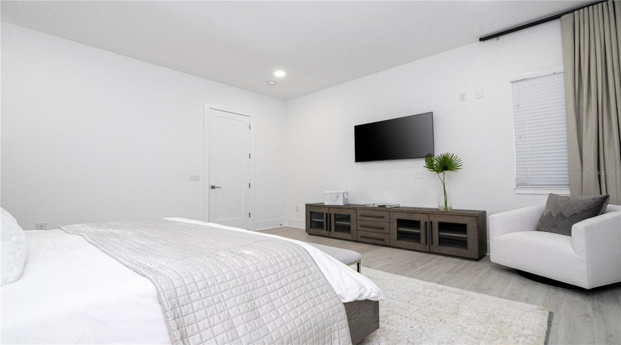 Kissimmee, Florida 34747, 8 Bedrooms Bedrooms, ,9 Bathroomsbathrooms,Residential,For Sale,Eastlawn,Mfro6275173