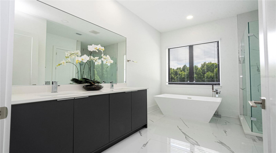 Kissimmee, Florida 34747, 8 Bedrooms Bedrooms, ,9 Bathroomsbathrooms,Residential,For Sale,Eastlawn,Mfro6275173