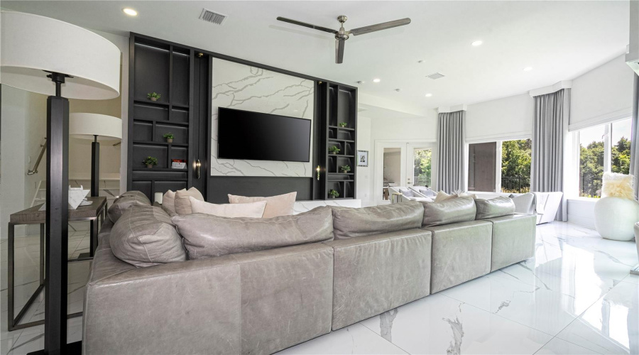 Kissimmee, Florida 34747, 8 Bedrooms Bedrooms, ,9 Bathroomsbathrooms,Residential,For Sale,Eastlawn,Mfro6275173