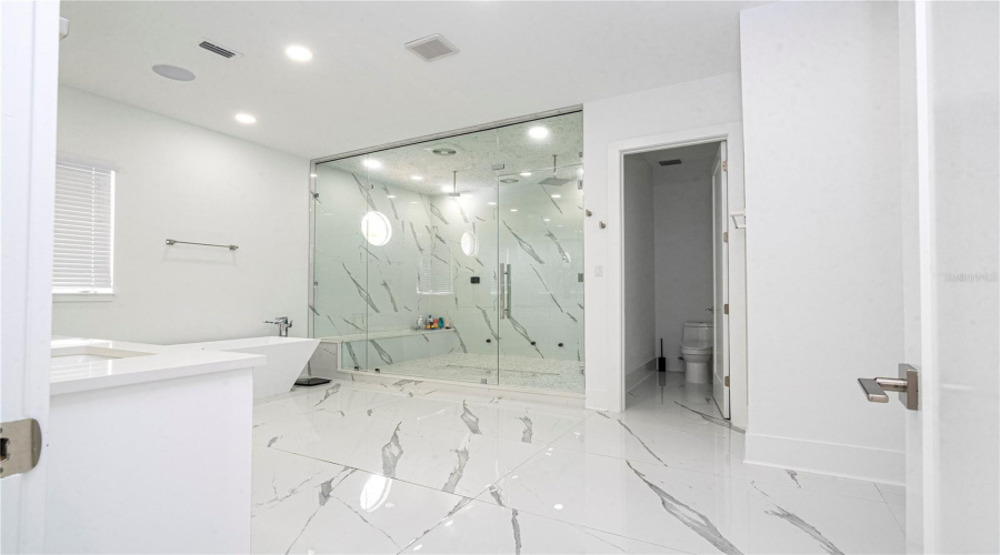 Kissimmee, Florida 34747, 8 Bedrooms Bedrooms, ,9 Bathroomsbathrooms,Residential,For Sale,Eastlawn,Mfro6275173