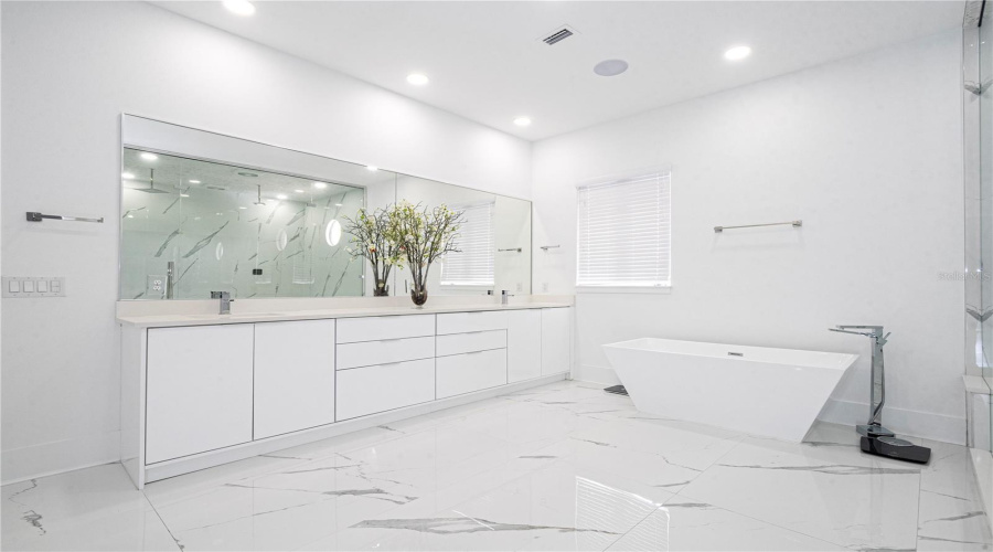 Kissimmee, Florida 34747, 8 Bedrooms Bedrooms, ,9 Bathroomsbathrooms,Residential,For Sale,Eastlawn,Mfro6275173