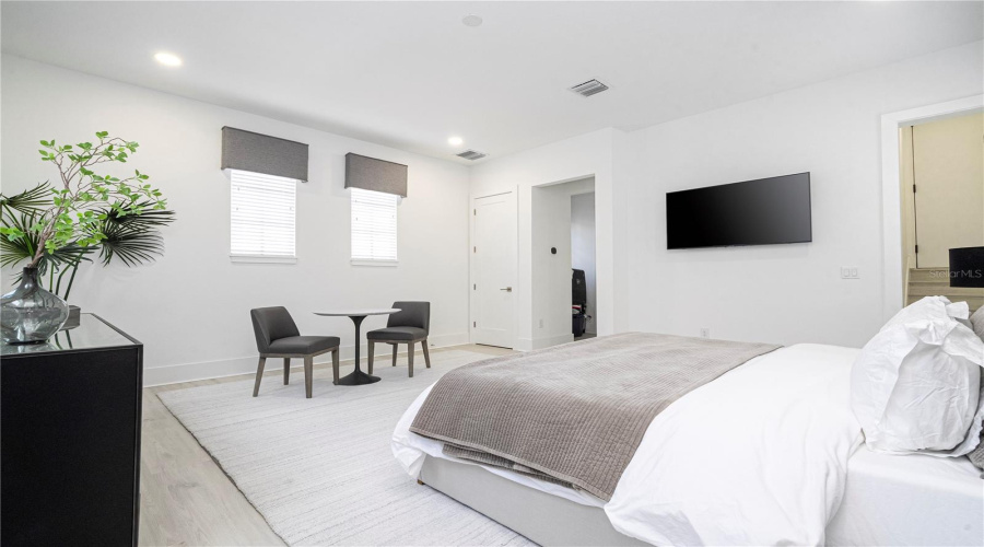 Kissimmee, Florida 34747, 8 Bedrooms Bedrooms, ,9 Bathroomsbathrooms,Residential,For Sale,Eastlawn,Mfro6275173