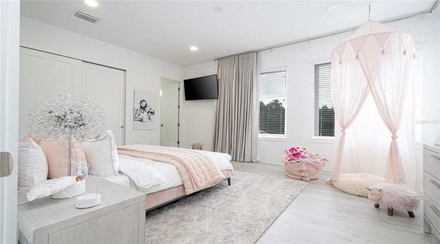 Kissimmee, Florida 34747, 8 Bedrooms Bedrooms, ,9 Bathroomsbathrooms,Residential,For Sale,Eastlawn,Mfro6275173