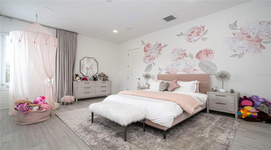 Kissimmee, Florida 34747, 8 Bedrooms Bedrooms, ,9 Bathroomsbathrooms,Residential,For Sale,Eastlawn,Mfro6275173