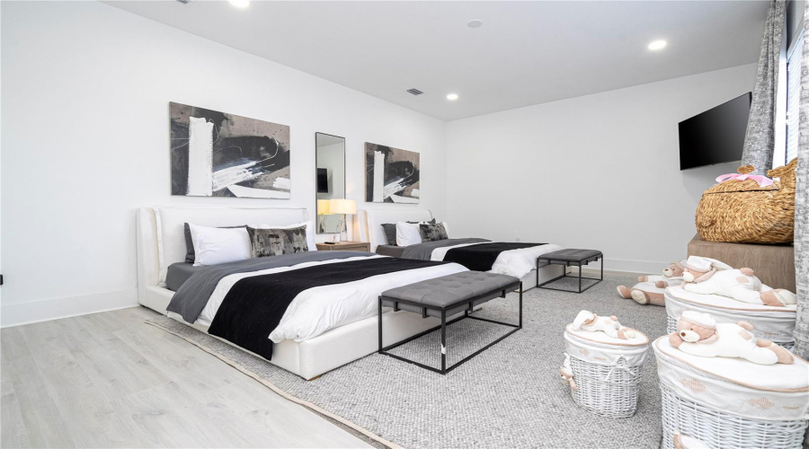 Kissimmee, Florida 34747, 8 Bedrooms Bedrooms, ,9 Bathroomsbathrooms,Residential,For Sale,Eastlawn,Mfro6275173