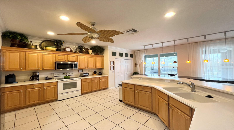 Kissimmee, Florida 34747, 7 Bedrooms Bedrooms, ,6 Bathroomsbathrooms,Residential,For Sale,La Isla,Mfrs5117947