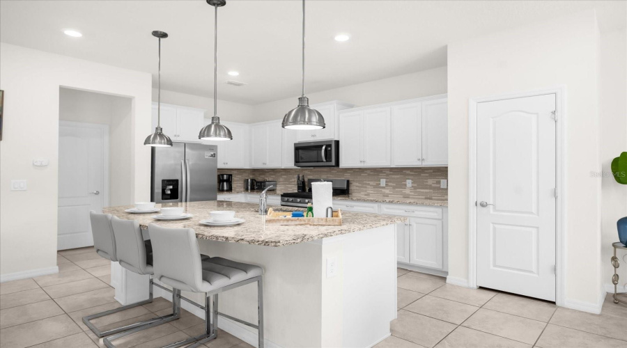 DAVENPORT, Florida 33837, 5 Bedrooms Bedrooms, ,4 BathroomsBathrooms,Residential,For Sale,OAKMOSS,0,MFRO6274422