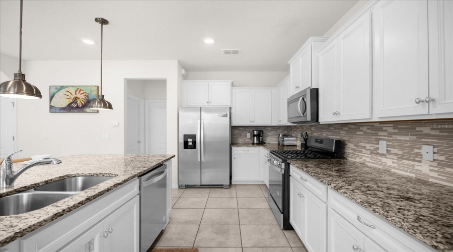 DAVENPORT, Florida 33837, 5 Bedrooms Bedrooms, ,4 BathroomsBathrooms,Residential,For Sale,OAKMOSS,0,MFRO6274422