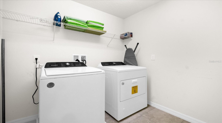 DAVENPORT, Florida 33837, 5 Bedrooms Bedrooms, ,4 BathroomsBathrooms,Residential,For Sale,OAKMOSS,0,MFRO6274422