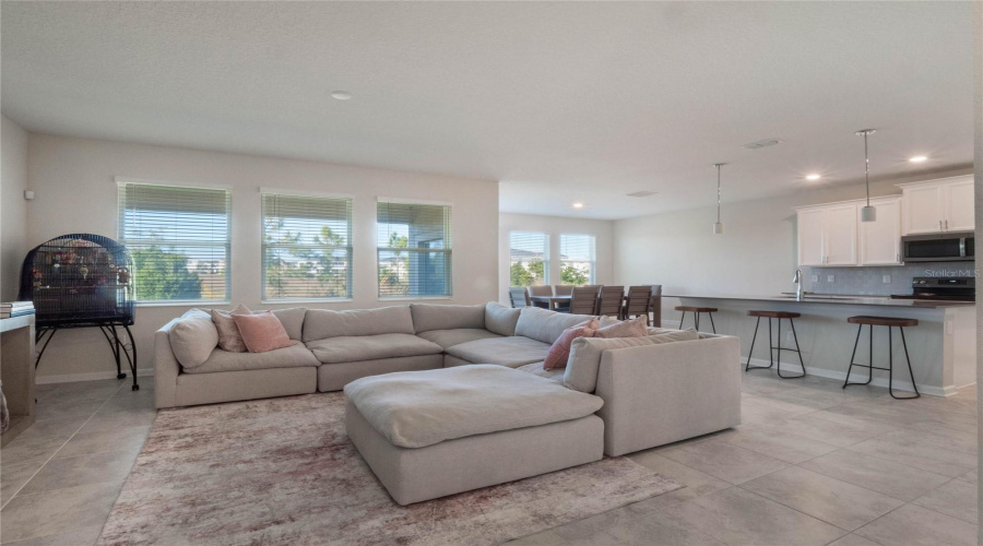 DAVENPORT, Florida 33896, 4 Bedrooms Bedrooms, ,2 BathroomsBathrooms,Residential,For Sale,DOWNSWING,0,MFRO6276293