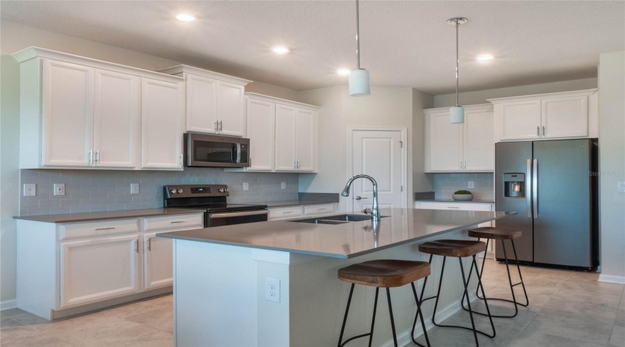 DAVENPORT, Florida 33896, 4 Bedrooms Bedrooms, ,2 BathroomsBathrooms,Residential,For Sale,DOWNSWING,0,MFRO6276293