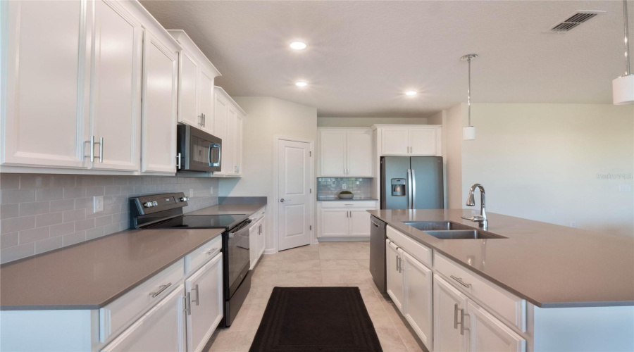 DAVENPORT, Florida 33896, 4 Bedrooms Bedrooms, ,2 BathroomsBathrooms,Residential,For Sale,DOWNSWING,0,MFRO6276293