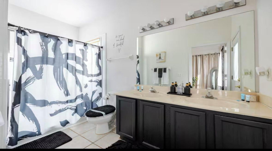 In-suite bath of primary bedroom