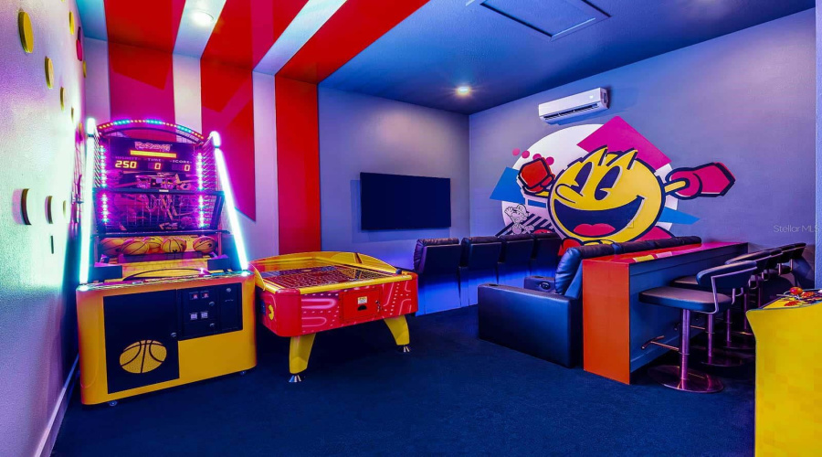 DAVENPORT, Florida 33837, 6 Bedrooms Bedrooms, ,6 BathroomsBathrooms,Residential,For Sale,PINE OAK,0,MFRS5115411