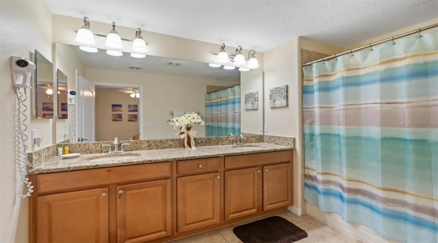 King Suite Bathroom 3 Upstairs Tub/Showercombo