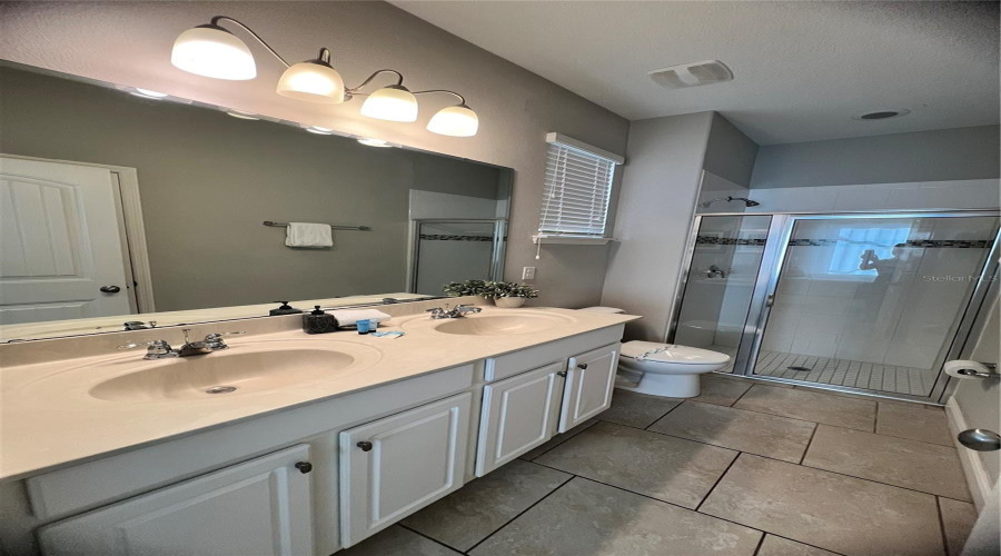 DAVENPORT, Florida 33837, 5 Bedrooms Bedrooms, ,5 BathroomsBathrooms,Residential,For Sale,OAKBOURNE,0,MFRO6278899