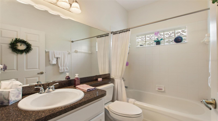 Guest Bath With Hall Linen Closet