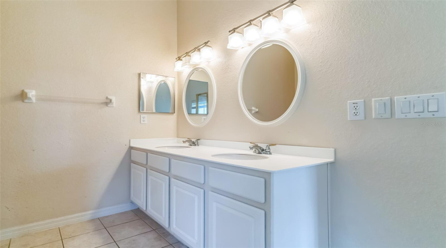 Davenport, Florida 33897, 2 Bedrooms Bedrooms, ,2 Bathroomsbathrooms,Residential,For Sale,Paradise Parade,Mfro6242520