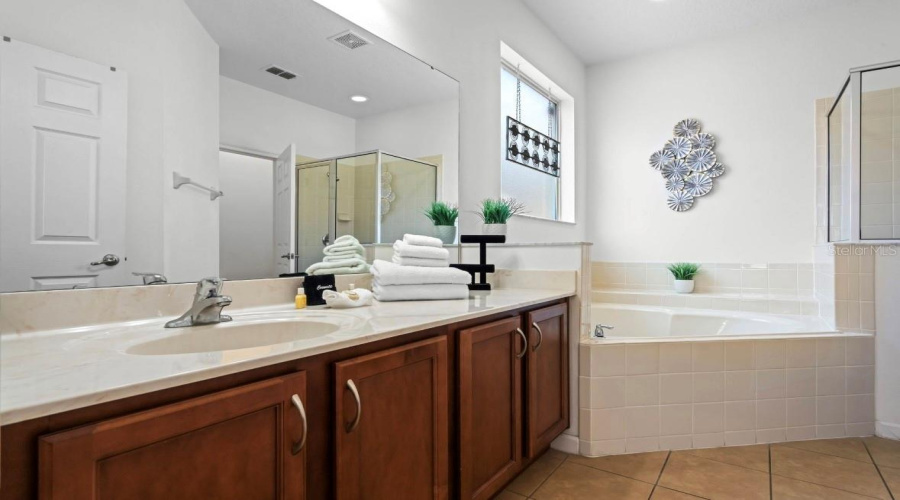 DAVENPORT, Florida 33837, 6 Bedrooms Bedrooms, ,4 BathroomsBathrooms,Residential,For Sale,MIRO,0,MFRO6279962