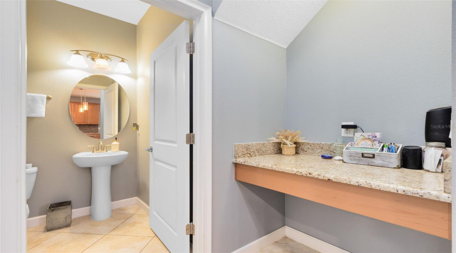 Half bathroom. Drop station.