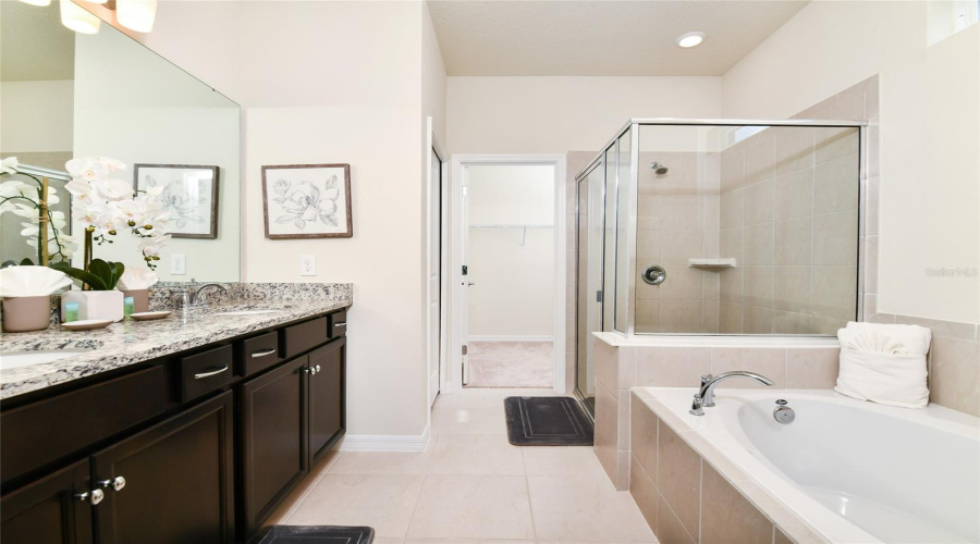 DAVENPORT, Florida 33897, 5 Bedrooms Bedrooms, ,5 BathroomsBathrooms,Residential,For Sale,LILAC,0,MFRO6281528