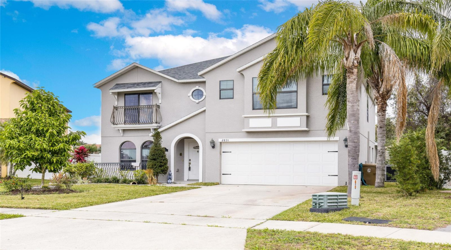 Long Drive Way - Great For Multiple Car Parking