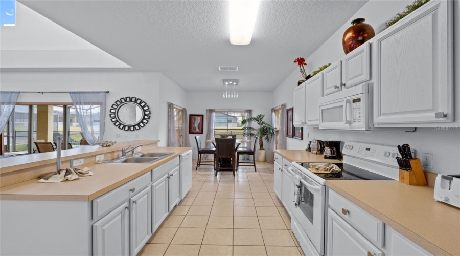 Davenport, Florida 33897, 5 Bedrooms Bedrooms, ,3 Bathroomsbathrooms,Residential,For Sale,Lancaster,Mfrs5118149