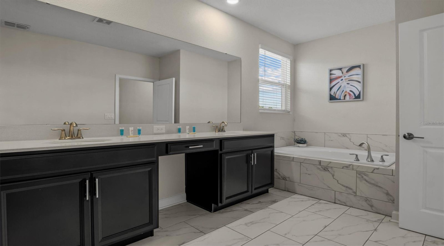 Davenport, Florida 33896, 5 Bedrooms Bedrooms, ,5 Bathroomsbathrooms,Residential,For Sale,Whistling Straits,Mfrs5121174