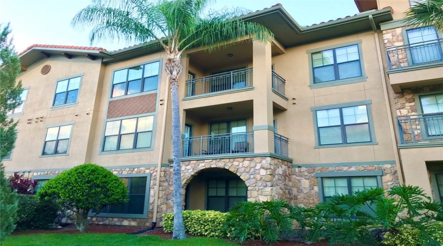 Top Floor Unit With Balcony Overlooking The Pool Area