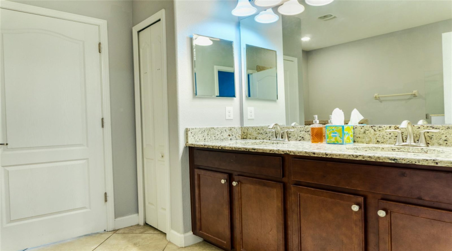 DAVENPORT, Florida 33896, 8 Bedrooms Bedrooms, ,5 BathroomsBathrooms,Residential,For Sale,WEDGE,0,MFRS5121423