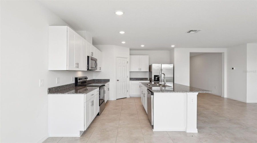 DAVENPORT, Florida 33837, 4 Bedrooms Bedrooms, ,3 BathroomsBathrooms,Residential,For Sale,WHITE TAIL,0,MFRO6286113