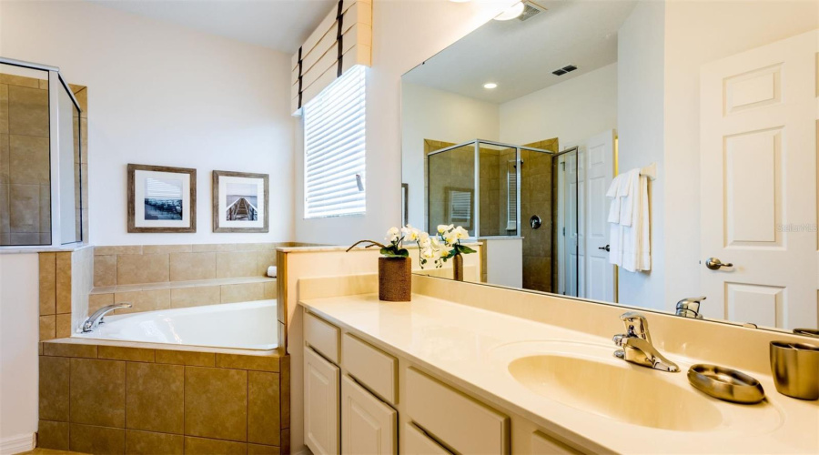 DAVENPORT, Florida 33837, 6 Bedrooms Bedrooms, ,5 BathroomsBathrooms,Residential,For Sale,CROFTON,0,MFRS5120801