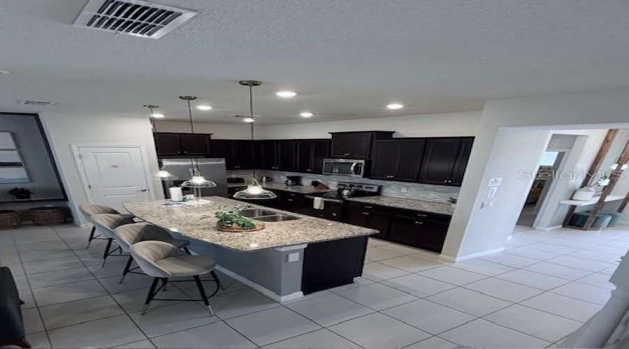 DAVENPORT, Florida 33897, 5 Bedrooms Bedrooms, ,4 BathroomsBathrooms,Residential,For Sale,JASMINE,0,MFRTB8356108