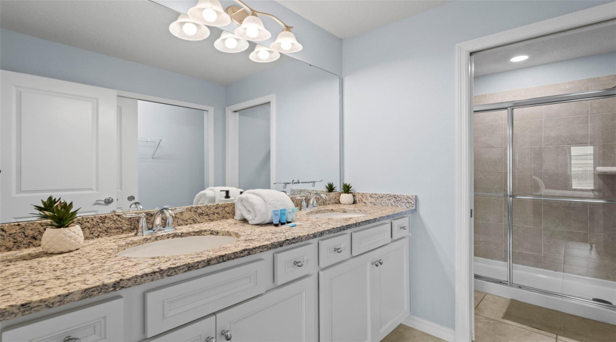 DAVENPORT, Florida 33897, 5 Bedrooms Bedrooms, ,4 BathroomsBathrooms,Residential,For Sale,PARADISE,0,MFRO6286884